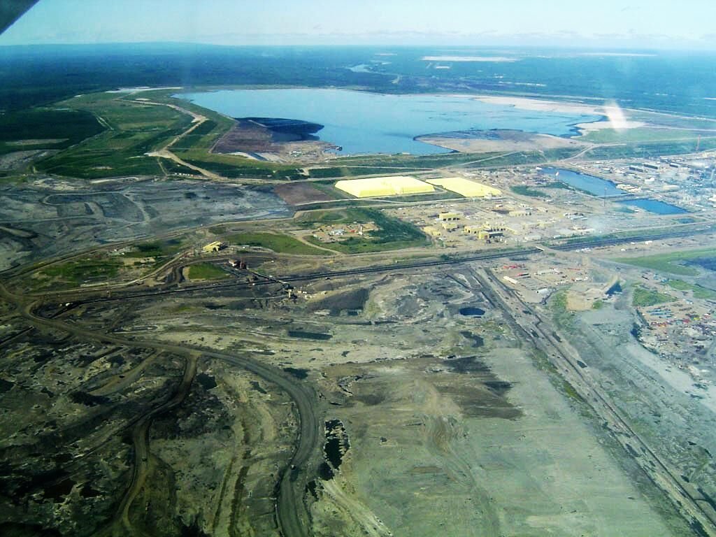 Syncrude Mildred Lake plant, Alberta — illustrative refinery-type image; not a U.S. small refinery — Photo: TastyCakes / Jamitzky, public domain
